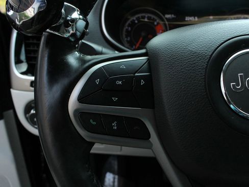 Used 2020 Jeep Cherokee Limited image 38