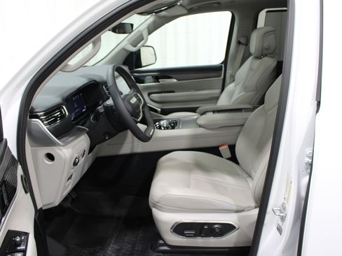Used 2024 Jeep Wagoneer Series III w/ Premium Group I AWD/4WD image 3