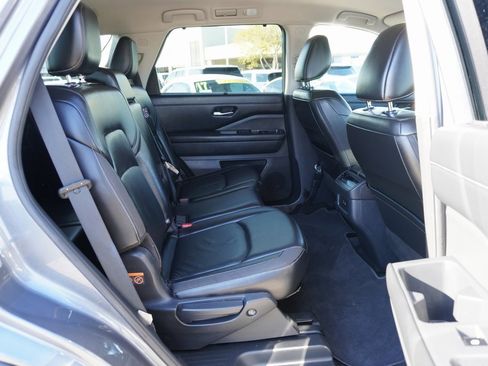 Used 2023 Nissan Pathfinder SL image 17