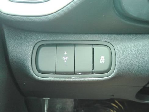 Used 2023 Hyundai Venue SE FWD image 32