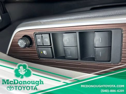 Used 2023 Toyota Sienna XLE FWD image 23