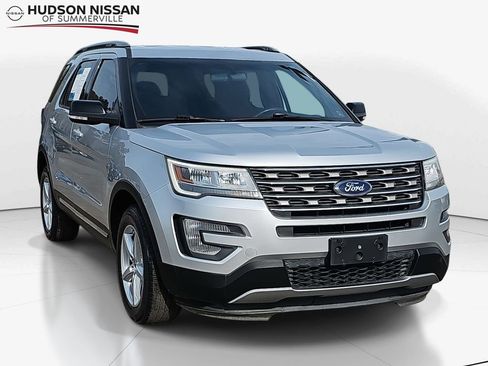 Used 2017 Ford Explorer XLT image 1