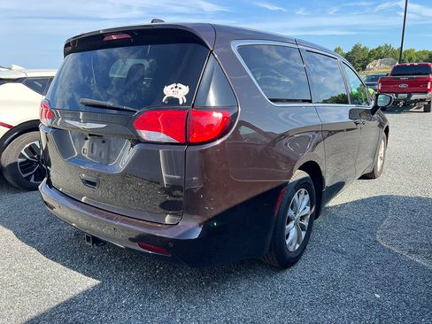 Used 2017 Chrysler Pacifica Touring w/ Tire & Wheel Group FWD image 4