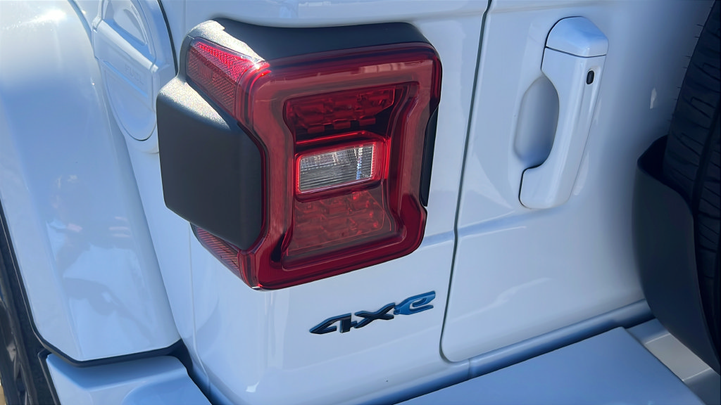 Used 2021 Jeep Wrangler Unlimited Sahara AWD/4WD image 12