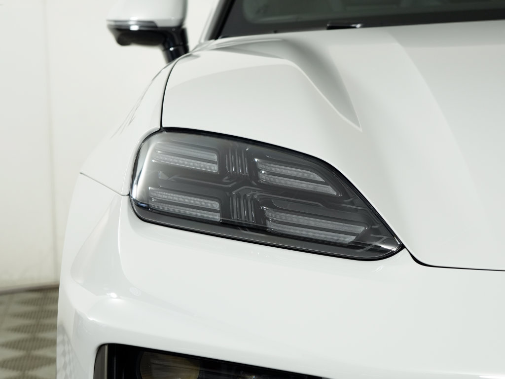 Used 2026 Porsche Macan Turbo Electric AWD/4WD image 11