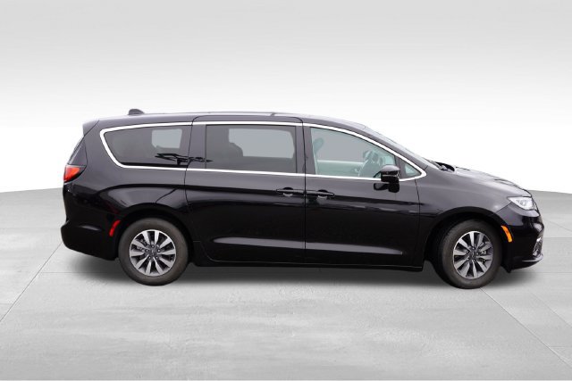 Certified 2024 Chrysler Pacifica Limited FWD image 3