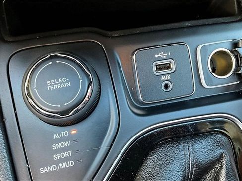 Used 2019 Jeep Cherokee Limited image 14