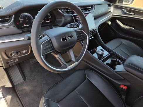 Used 2025 Jeep Grand Cherokee Limited w/ Black Appearance Package RWD image 16