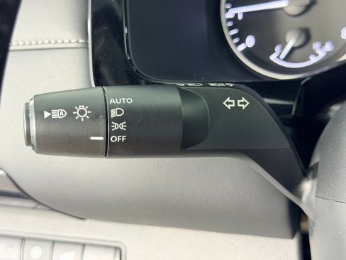 Used 2025 Nissan Pathfinder SV AWD/4WD image 28