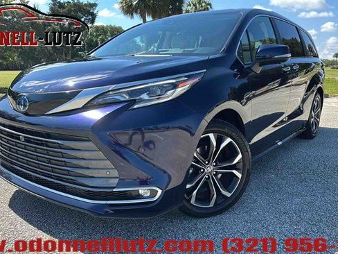 Used 2025 Toyota Sienna Platinum image 1