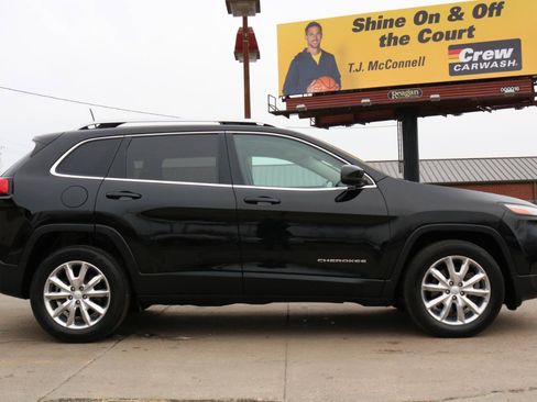 Used 2017 Jeep Cherokee Limited AWD/4WD image 9