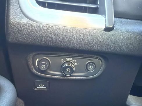 Used 2024 GMC Terrain SLT image 15