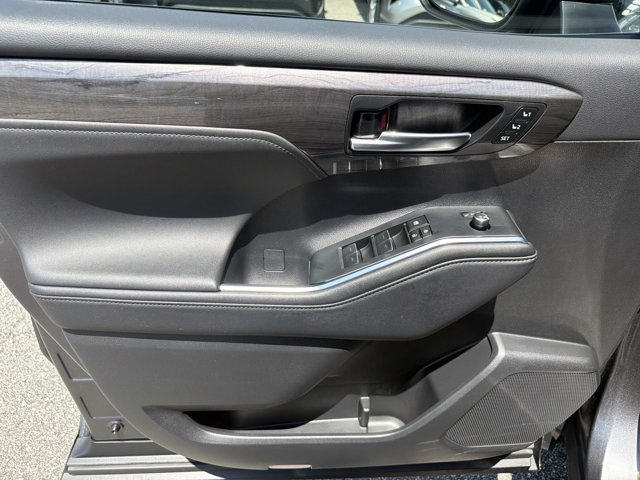 Used 2024 Toyota Highlander Platinum FWD image 7