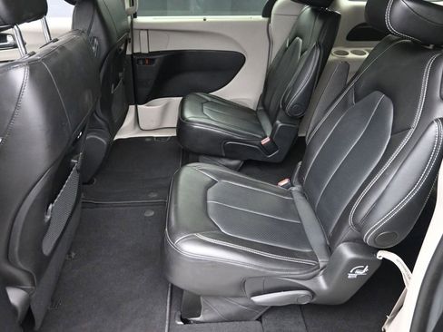 Used 2024 Chrysler Pacifica Touring-L FWD image 15