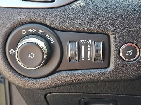Used 2019 Jeep Cherokee Limited AWD/4WD image 9