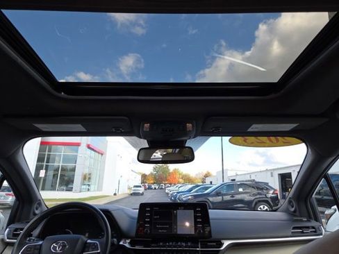 Used 2023 Toyota Sienna XLE image 24