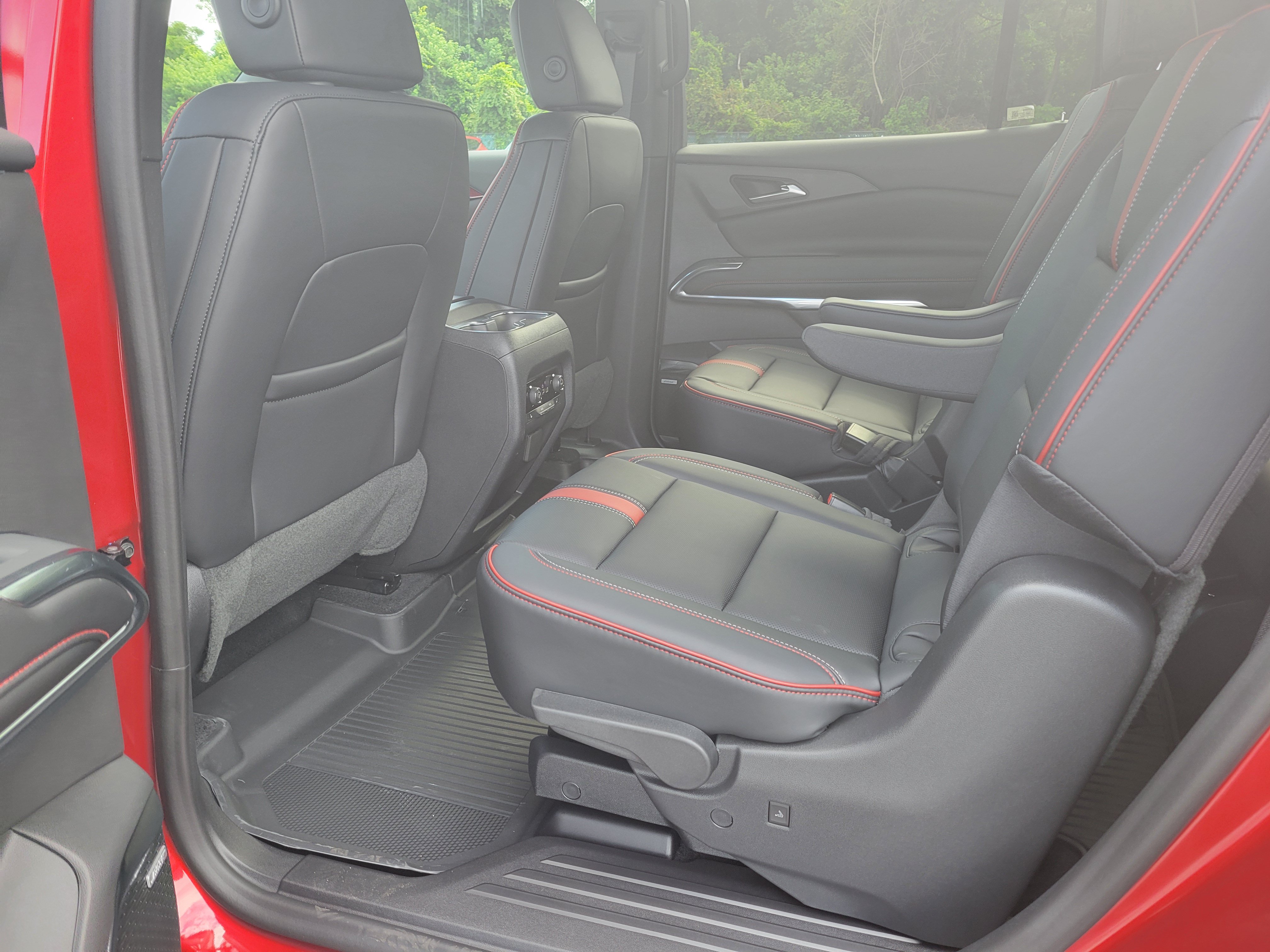 New 2027 Chevrolet Traverse RS w/ LPO, Floor Liner Package FWD image 31