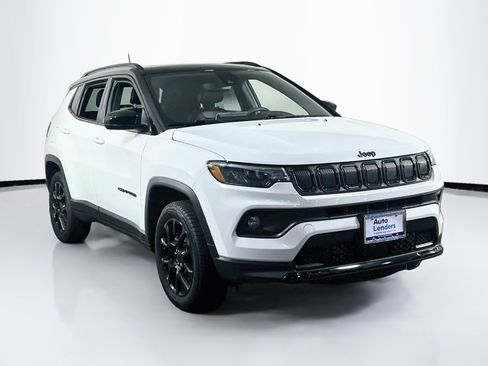 Used 2022 Jeep Compass Latitude w/ Sun and Sound Group AWD/4WD image 3