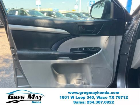 Used 2017 Toyota Highlander Plus FWD image 24