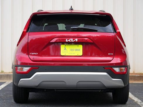 Used 2024 Kia Niro EX FWD image 10
