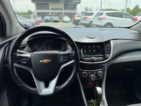 Used 2020 Chevrolet Trax LT w/ LT Convenience Package FWD image 17