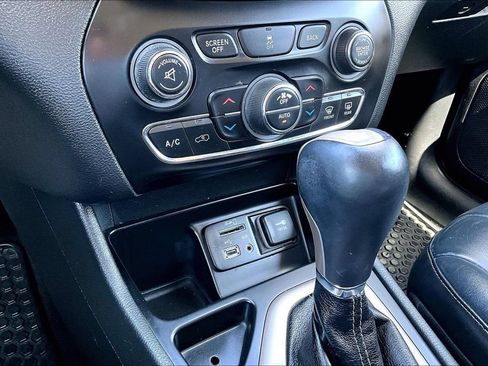 Used 2014 Jeep Cherokee Limited w/ Technology Group FWD image 12