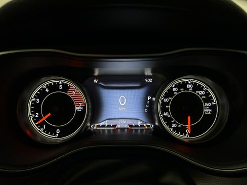 Used 2019 Jeep Cherokee Trailhawk image 18