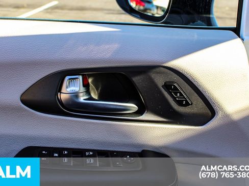 Used 2024 Chrysler Pacifica Select image 42