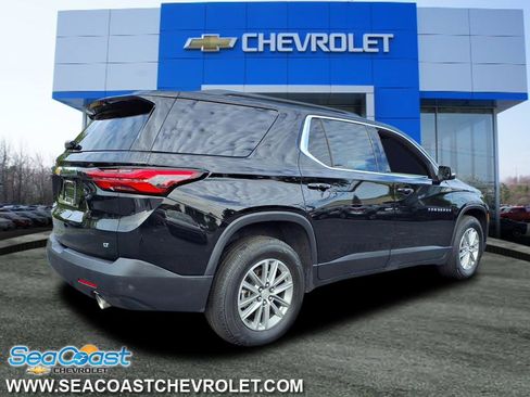 Used 2023 Chevrolet Traverse LT image 2