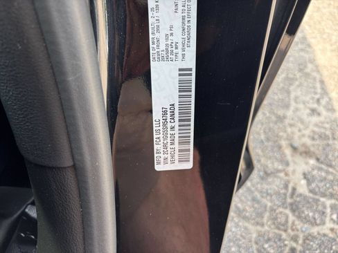 Used 2025 Chrysler Pacifica Limited FWD image 33