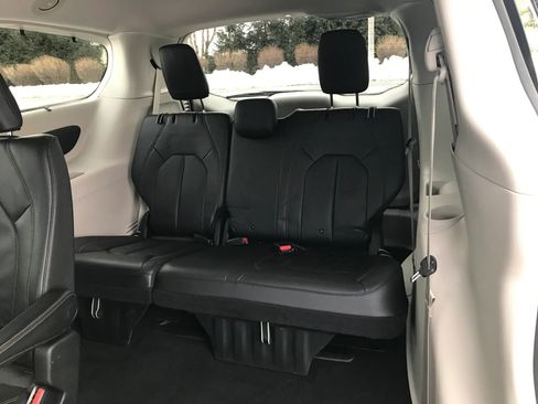 Used 2018 Chrysler Pacifica Touring-L image 33