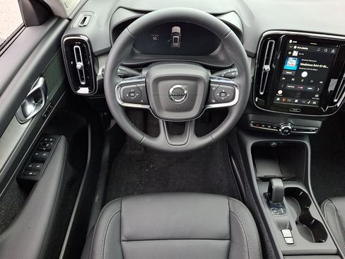 New 2026 Volvo XC40 B5 Core w/ Climate Package image 7