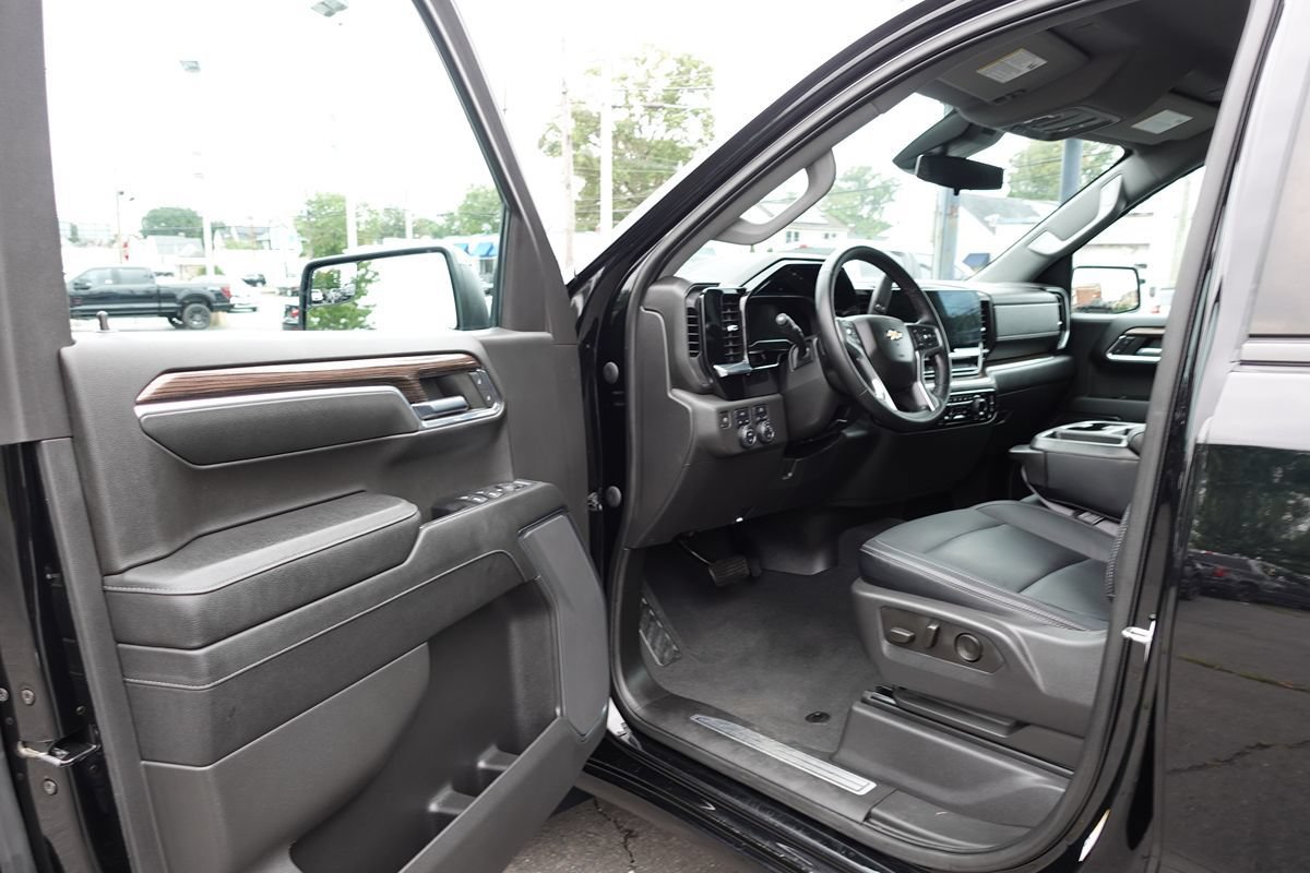 Used 2023 Chevrolet Silverado 1500 LT AWD/4WD image 13