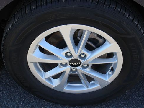 Certified 2024 Kia Carnival LX image 16