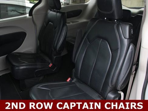 Used 2022 Chrysler Pacifica Touring-L FWD image 8