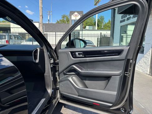 Used 2019 Porsche Cayenne S image 19