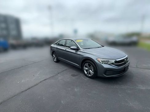 Used 2024 Volkswagen Jetta SE FWD image 2