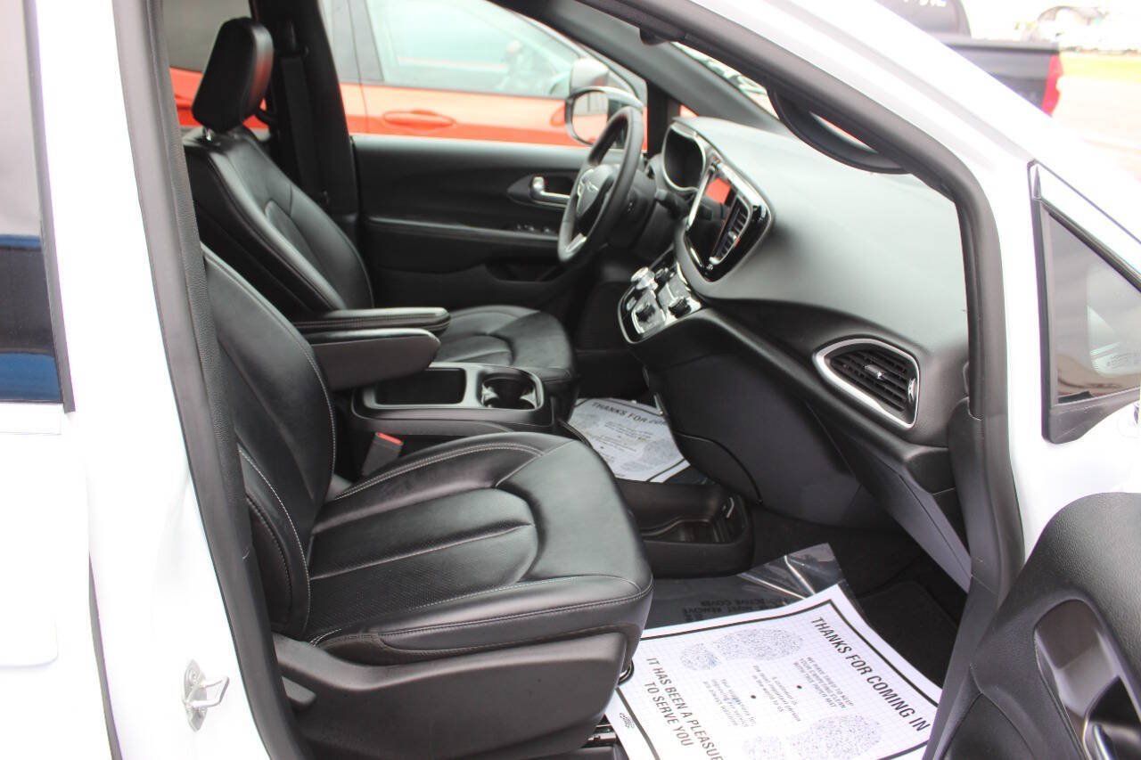 Used 2025 Chrysler Pacifica Select FWD image 9