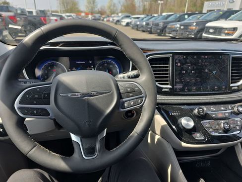 Used 2024 Chrysler Pacifica Limited image 23