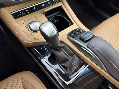 Used 2018 Lexus ES 350 w/ Luxury Package w/Wood Trim FWD image 27