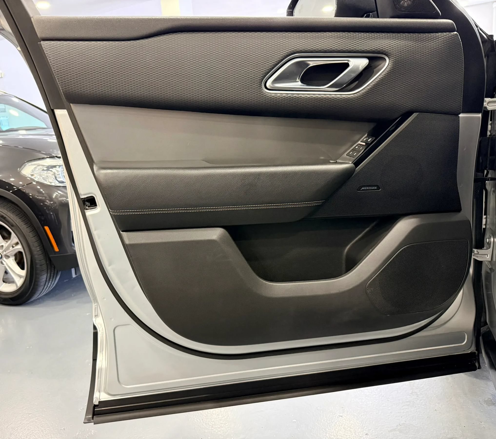 Used 2019 Land Rover Range Rover Velar S AWD/4WD image 36