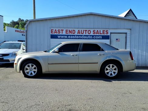 Used 2006 Chrysler 300 Touring RWD image 2