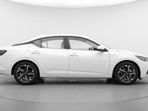 Used 2025 Nissan Sentra SV image 11