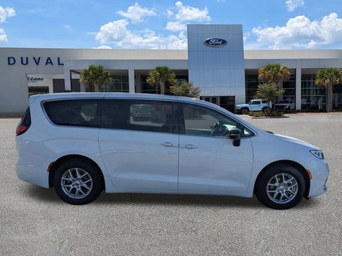 Used 2024 Chrysler Pacifica Touring-L image 3