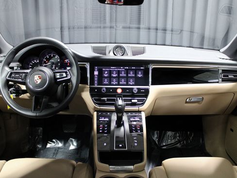 Certified 2025 Porsche Macan image 20