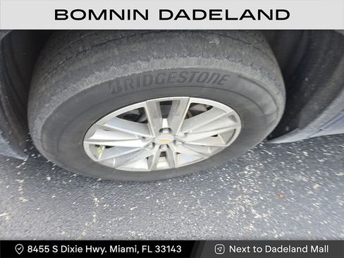 Used 2023 Chevrolet Traverse LT image 9