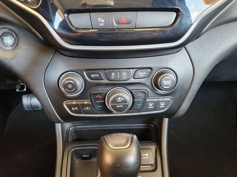 Used 2019 Jeep Cherokee Limited FWD image 19