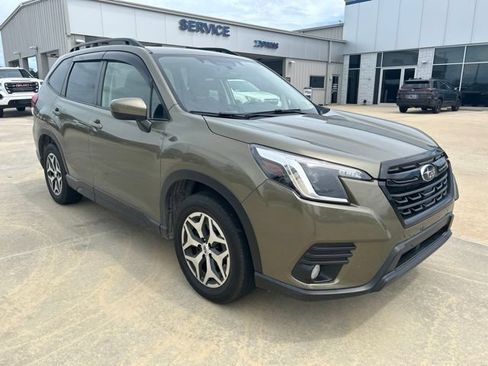 Used 2022 Subaru Forester Premium AWD/4WD image 2