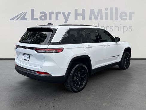 Used 2026 Jeep Grand Cherokee Altitude AWD/4WD image 5