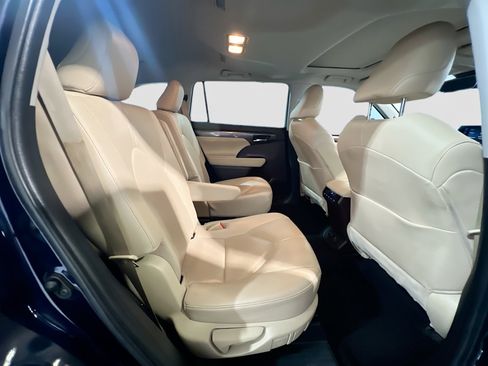 Used 2021 Toyota Highlander Limited FWD image 22